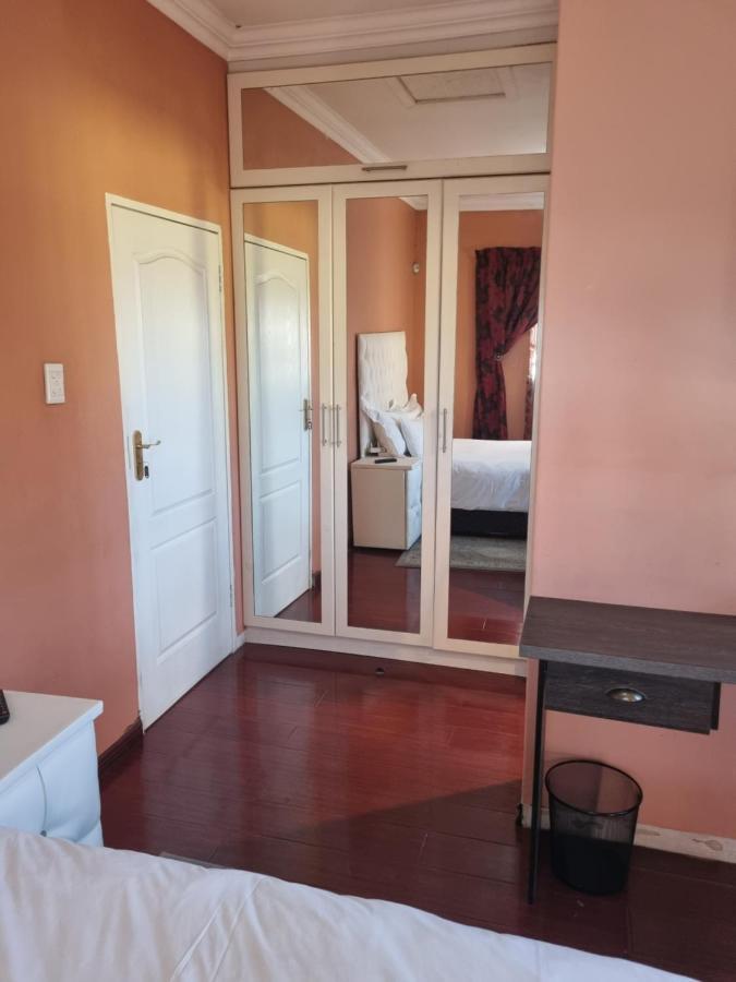 Lalela House Apartment โจฮันเนสเบิร์ก ภายนอก รูปภาพ